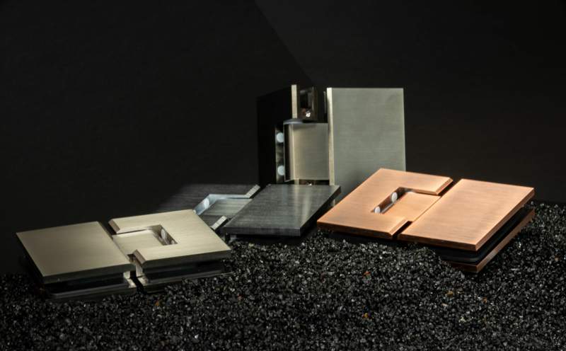 Illustration of a variable angle hinge for glass installations, showcasing its adjustability and functionality.