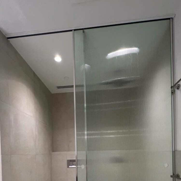 Ceiling mounted Saheco BLOQ railing