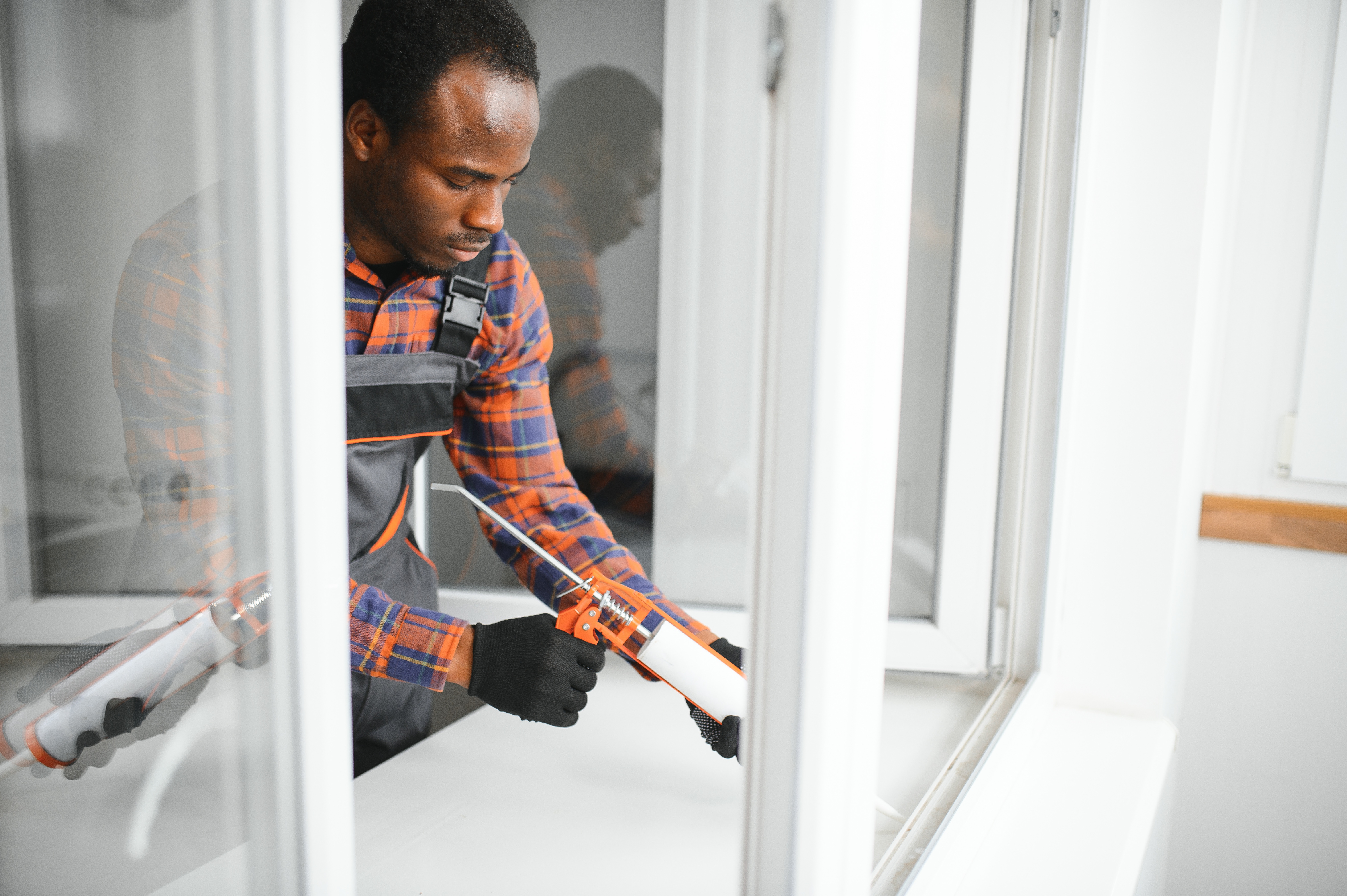 Craftsman applying caulking using Elite's caulking tool