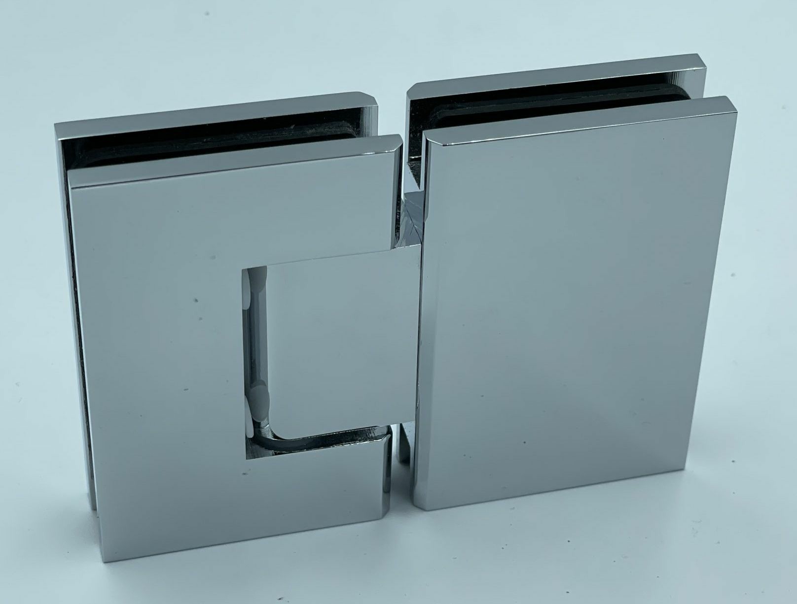 Heavy duty hinge for glass to glass shower applications